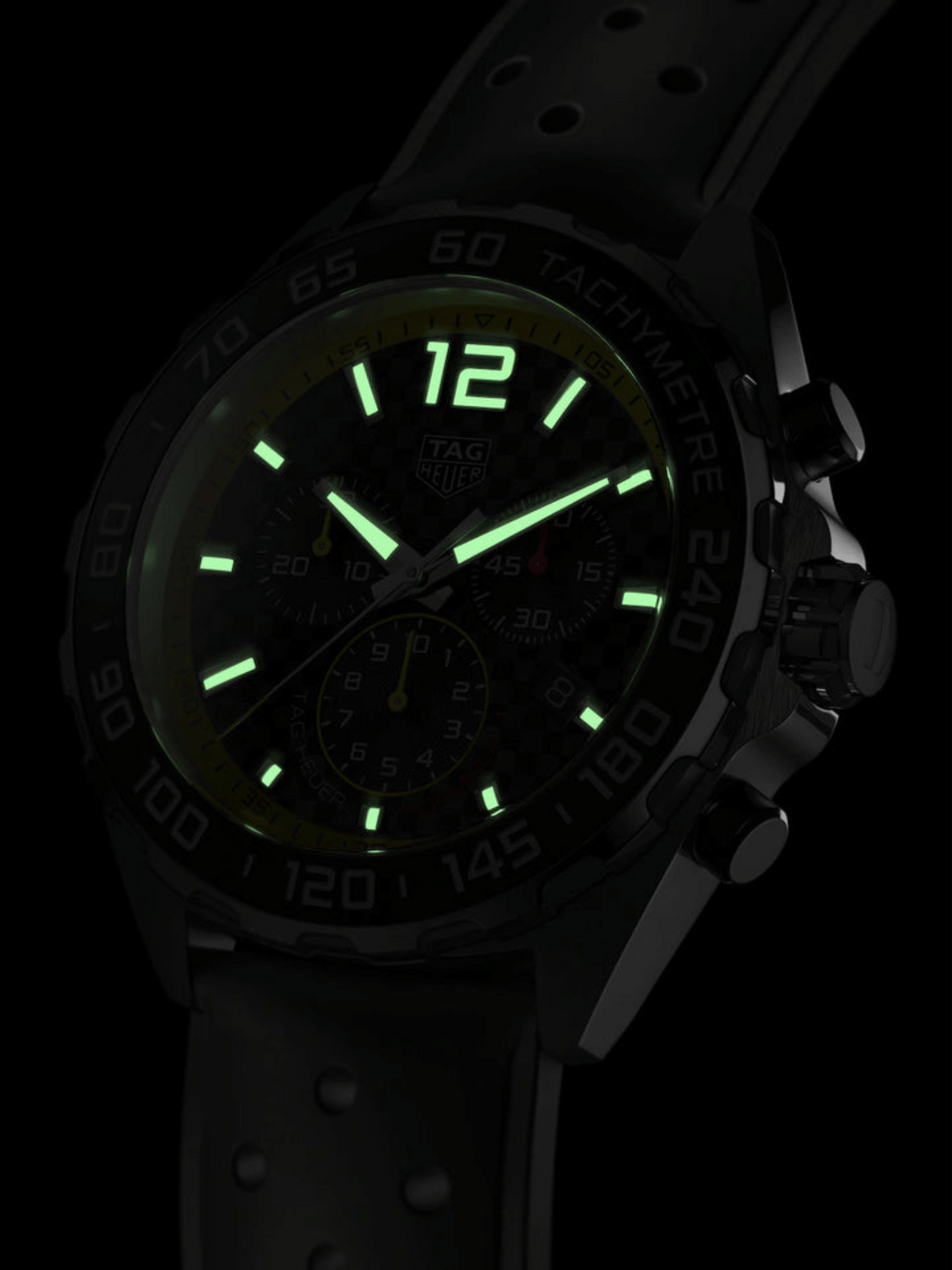 TAG Heuer Formula 1 Chronograph Quarz Schwarzes Zifferblatt Gummiband 43mm Herrenuhr