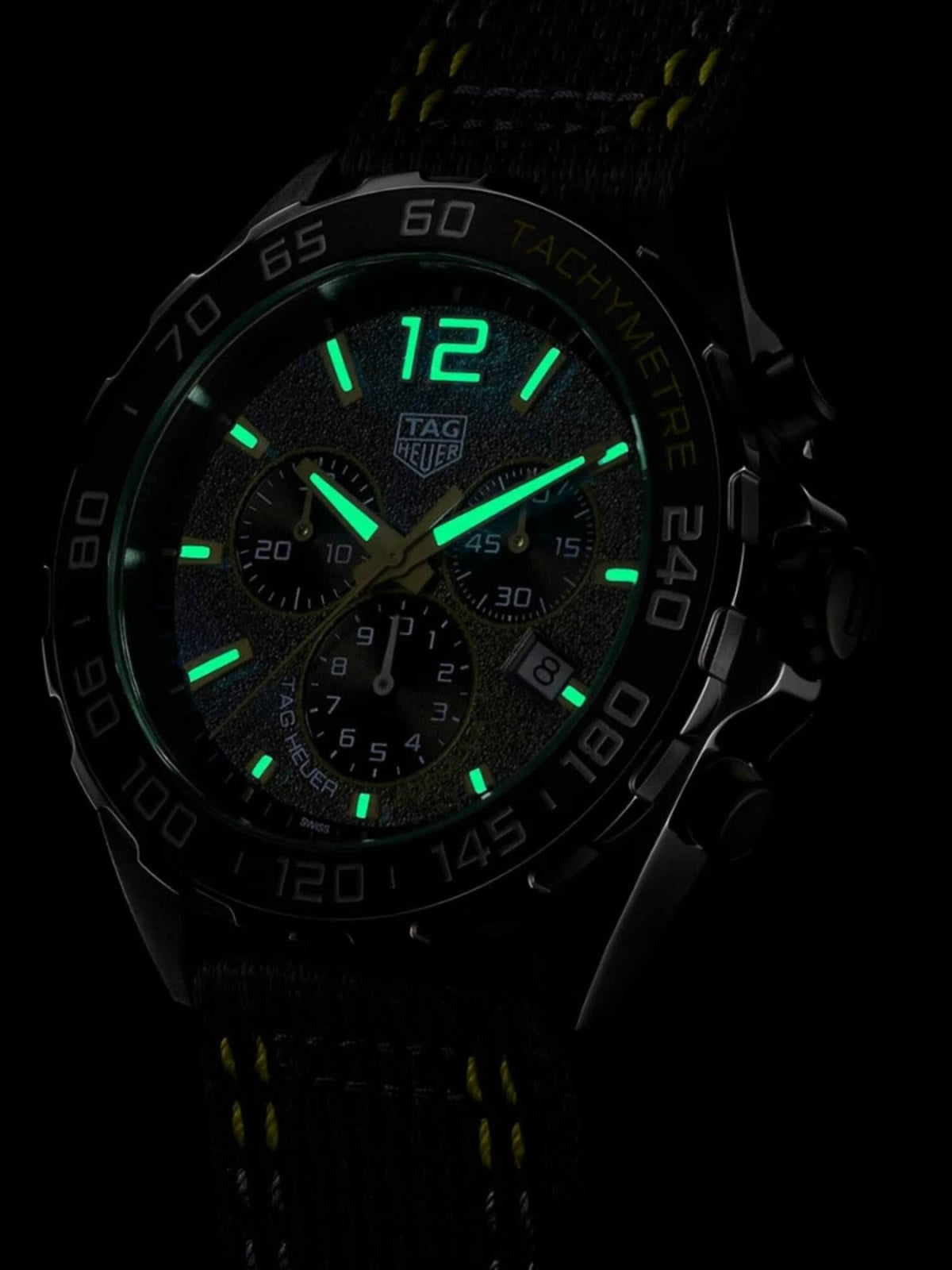 TAG Heuer Formula 1 Chronograph Graues Zifferblatt Limettengelbe Akzente Nylonband 43mm Herrenuhr