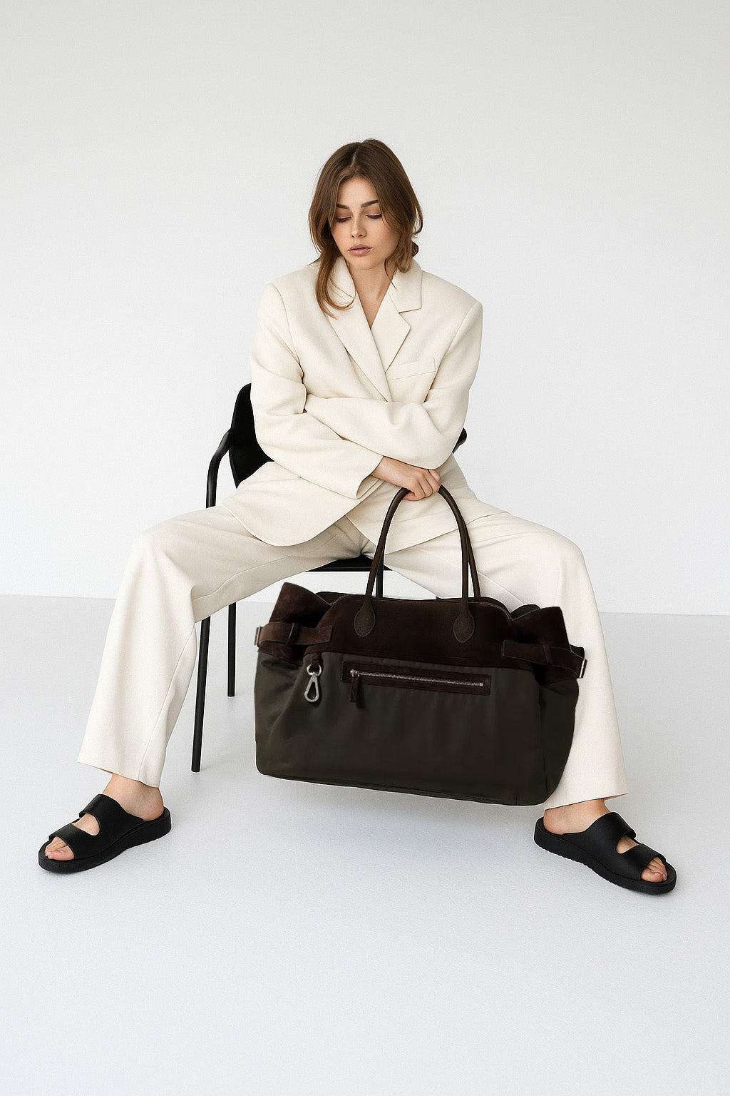 <tc>The Row</tc> Margaux 17 內外扣皮革帆布托特包