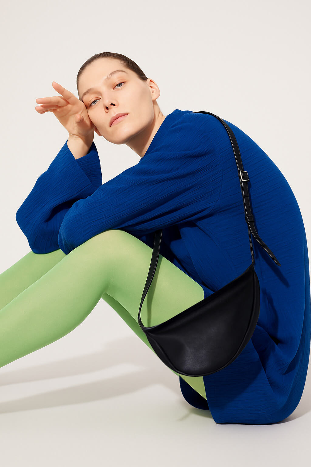 The Row Kleine Banana-Tasche mit lässiger Form aus Leder