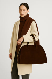 <tc>The Row</tc> 柔軟的 Margaux 15 絨面革包