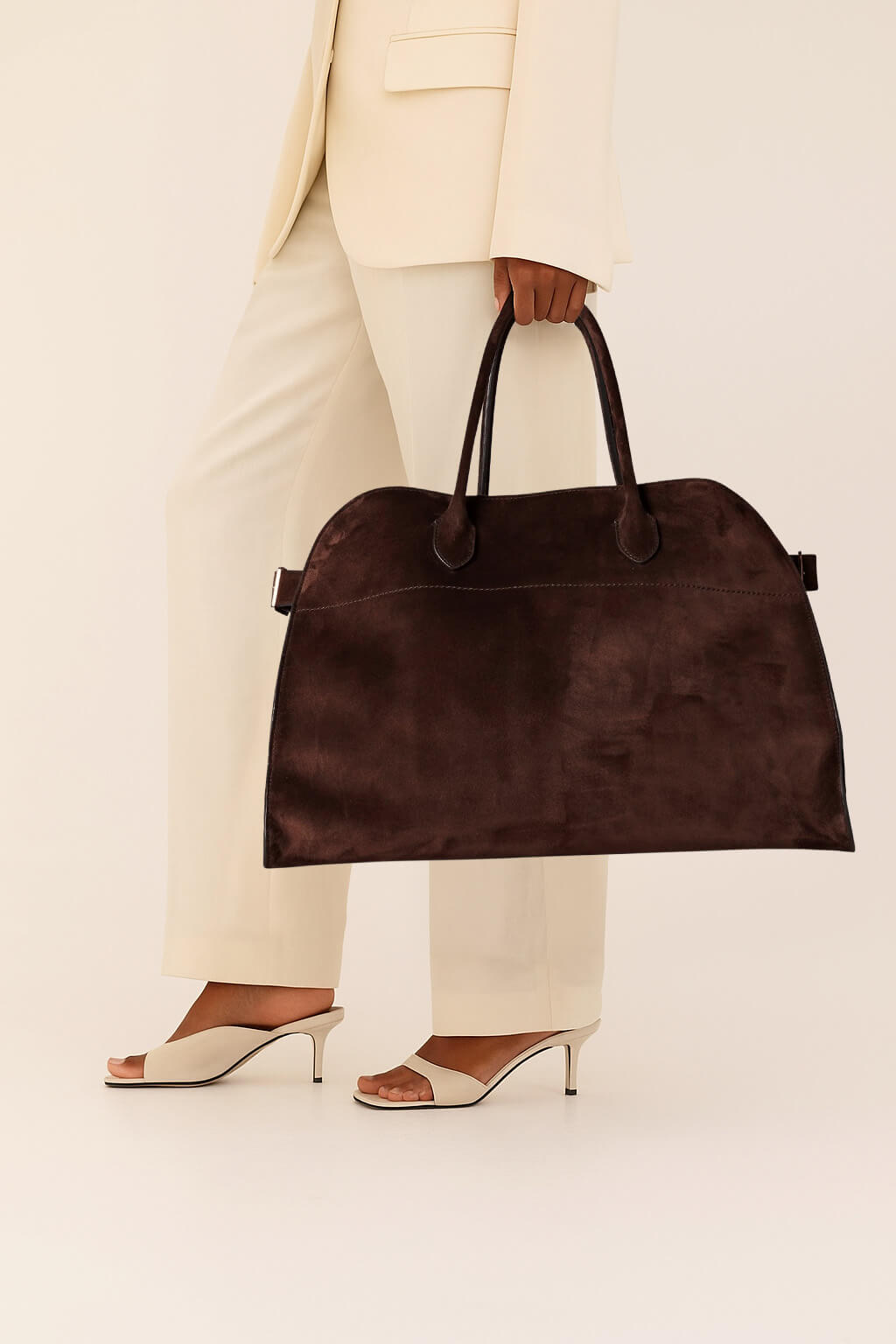 <tc>The Row</tc> 柔软的 Margaux 17 绒面革包