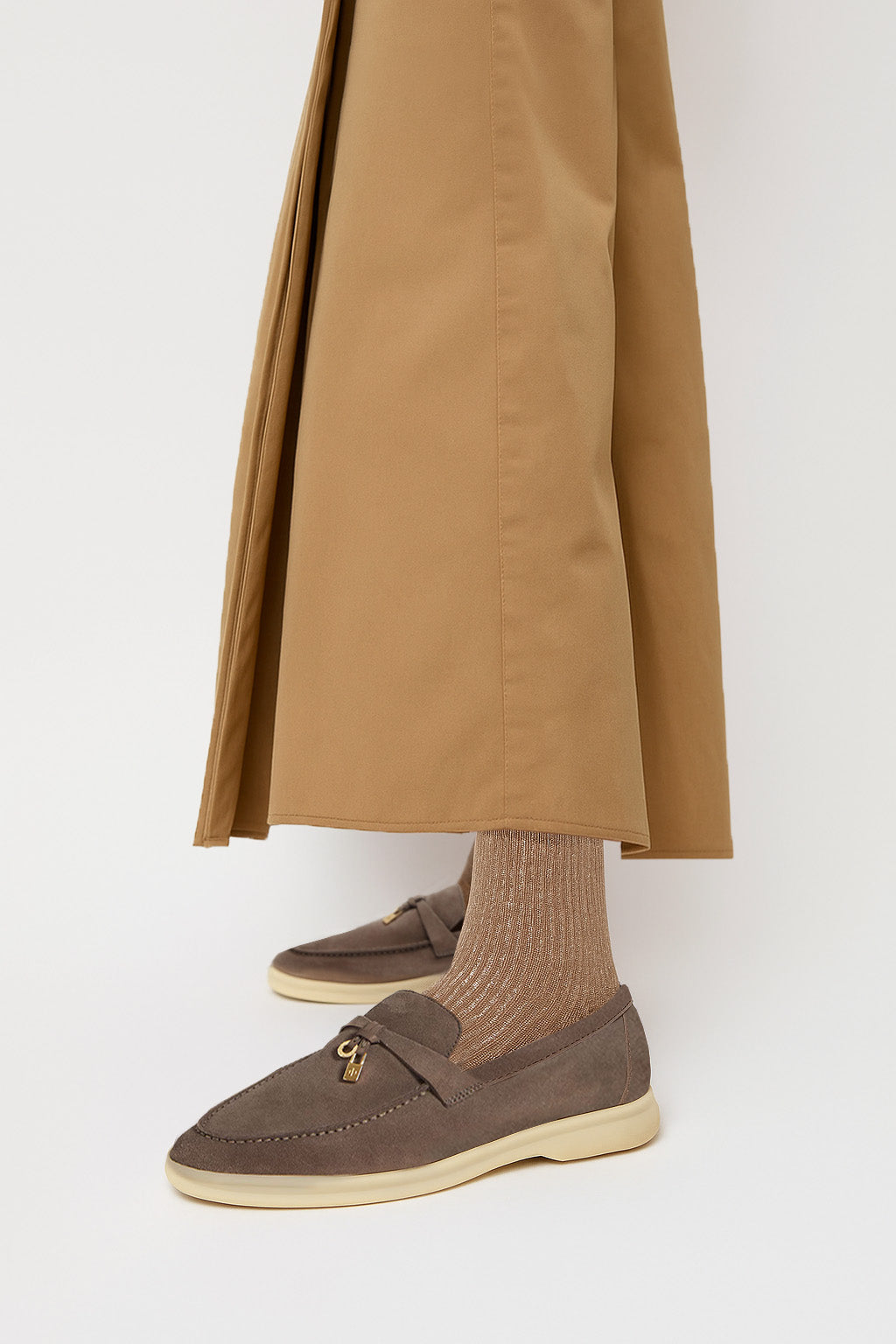 <tc>Loro Piana</tc> 女士夏季 Charms Walk 乐福鞋（绒面革）